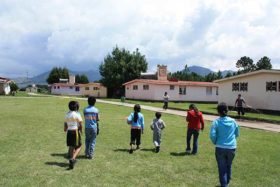 Kinderdorfansicht, spielende Kids